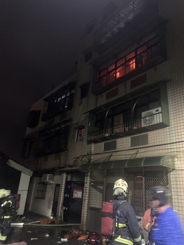 新北市淡水區19日深夜11時許一處民宅火警，造成三代同堂的陳姓家族3死5傷不幸事件。   圖：新北市消防局／提供