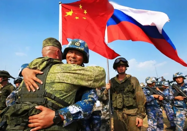 中俄軍隊在邊界擁抱，象徵兩國關係友好。   圖 : 翻攝自騰訊網