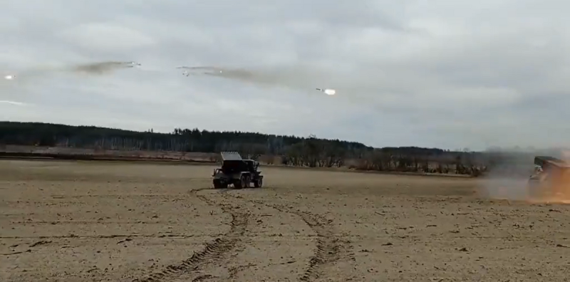 烏軍駕駛著火箭炮發射車在前線奮力作戰，火箭炮發射車不斷射出火箭炮，向遠處的敵人攻擊，畫面非常震撼。   圖：翻攝自推特