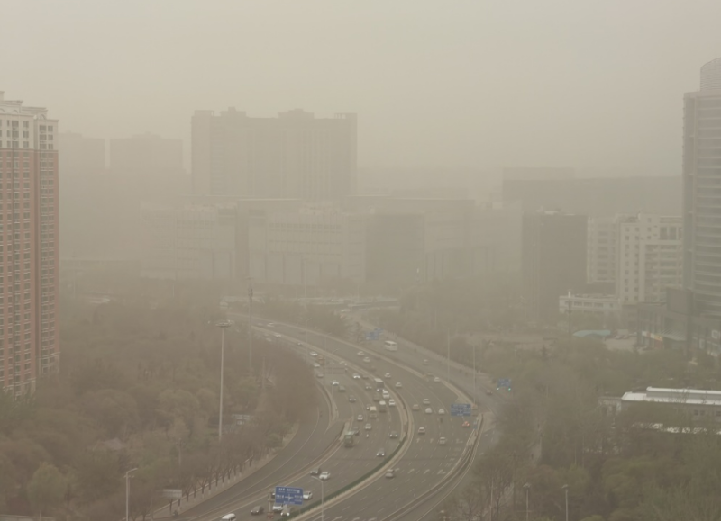 中國北京至9日起，被籠罩在沙塵中。   圖: 翻攝自推特 @katie90243402