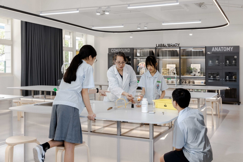 中平國中將老舊實驗室改造為「未來實驗室」，學生分組實驗實況。   圖：台灣設計研究院、空間攝影丰宇影像提供