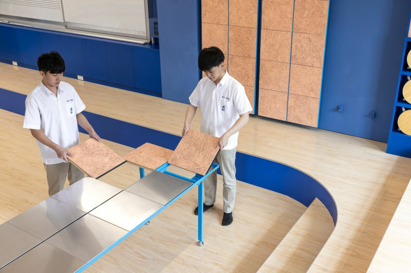 光仁中學音樂教室改造，隔音板可作為桌子。   圖：台灣設計研究院提供