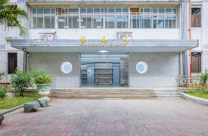 新北高工模具科「收 藏 合」川堂改造入口處。   圖：台灣設計研究院、丰宇影像提供