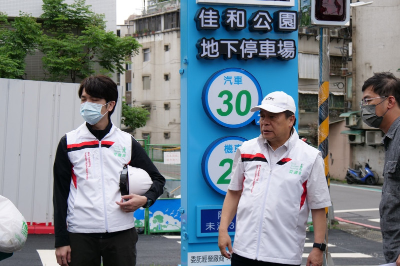 交通局長鍾鳴時今(20)日前往中和佳和公園地下停車場視察開場進度。   圖：新北市交通局提供