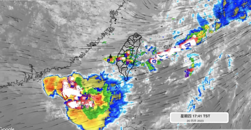 衛星雲圖中台灣的西南邊有一大塊雲雨對流，並未進入台灣。   圖：取自彭啟明臉書
