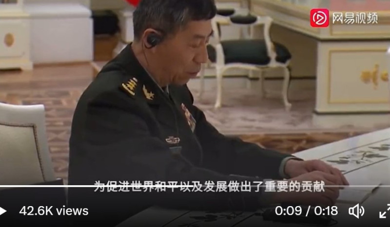 中國國防部長李尚福吹捧因犯下戰爭罪而遭國際刑事法院發布逮捕令的俄羅斯總統普丁「促進世界和平」。   圖：翻攝推特