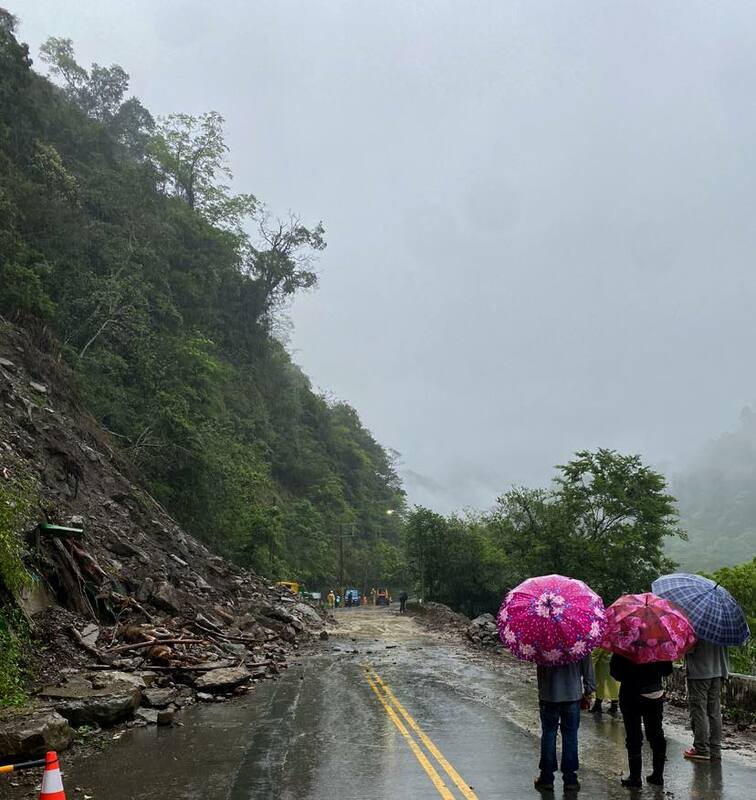 苗栗縣南庄鄉苗21線道路3.5公里處，因大雨不斷，發生落石坍方。   圖：翻攝自苗栗縣南庄鄉鄉長羅春蓮臉書