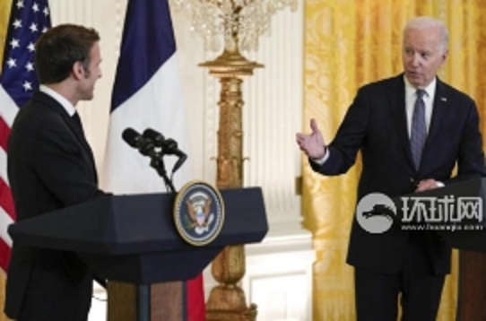 美國總統拜登(右)宇法國總統馬克宏2022年12月1日於白宮舉行聯合記者會。   圖 : 翻攝自環球網