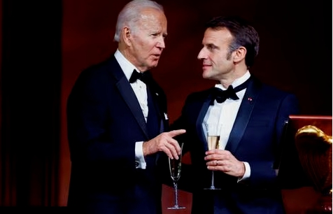 2022年12月1日，法國總統馬克宏(右)出訪美國，出席美國總統拜登的晚宴歡迎會。   圖 : 翻攝自環球網