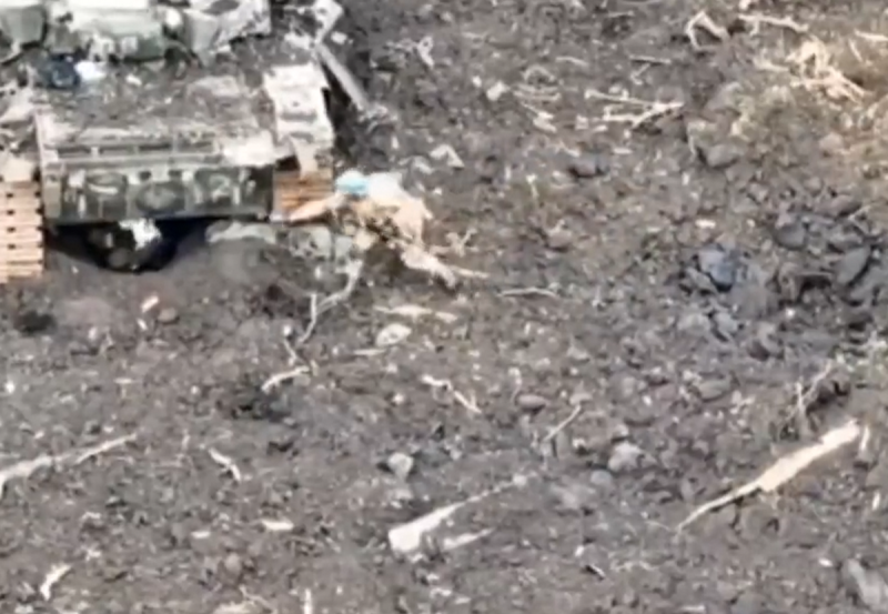 烏軍直接朝著俄軍坦克下方的坑內丟擲一枚手榴彈，在土坑內的俄軍兩秒內就被炸死。   圖 :翻攝自推特@operative_ZSU