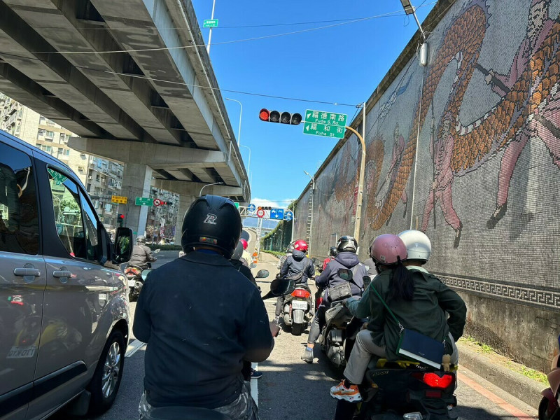 王國材指出，過去認為禁止機車騎在快車道較安全，卻讓機車與外側靠站停靠的公車、大型車轉彎、路邊停放車輛產生事故   圖：林岑韋／攝（示意圖）