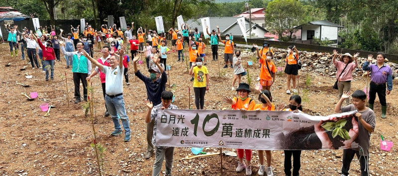 東光國小、水里國小兩校師生80人齊聚埔里事業區84林班植樹響應世界地球日。   圖：財團法人日月光環保永續基金會提供