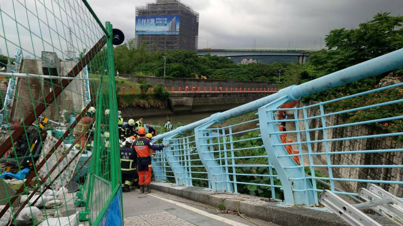 五股觀音坑溪橋改善工程，目前正進行橋梁吊索抽換作業，今天下午發生橋面版傾斜倒塌。   圖：新北市消防局/提供