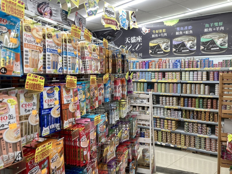 動保處主動稽查寵物用品店販售的寵物食品。   圖：新北市動保處提供