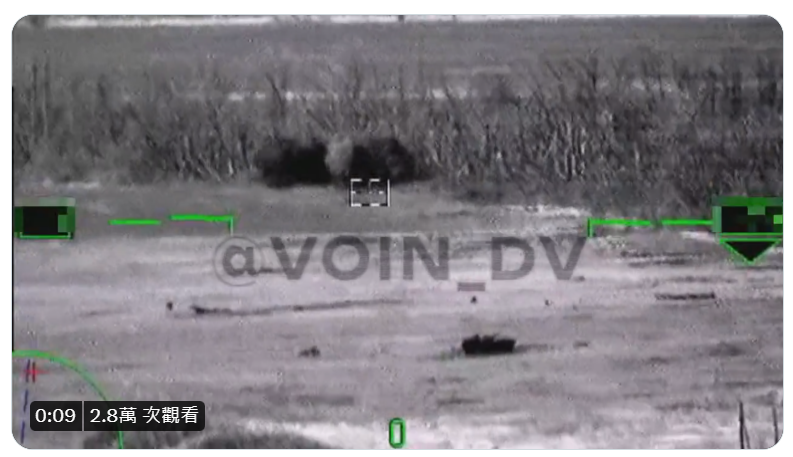 俄羅斯武裝部隊使用Ka-52武裝攻擊直升機，以反坦克導彈攻擊地面自家損壞和廢棄的BMP-1步兵戰車。   圖：@666_mancer推特影片截圖