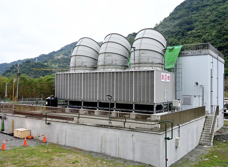 利用台東金崙溫泉區地熱發電，台東首座民營地熱發電廠開始商轉，業者表示，目前每日穩定可供900戶用電，未來將持續增加。   圖：台東縣政府提供