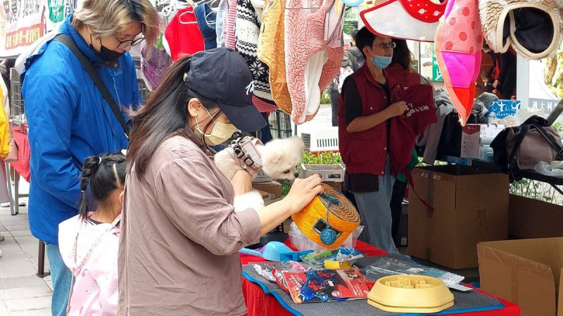 民眾王小姐幫愛犬換到二手玩具。   圖：新北市動保處提供