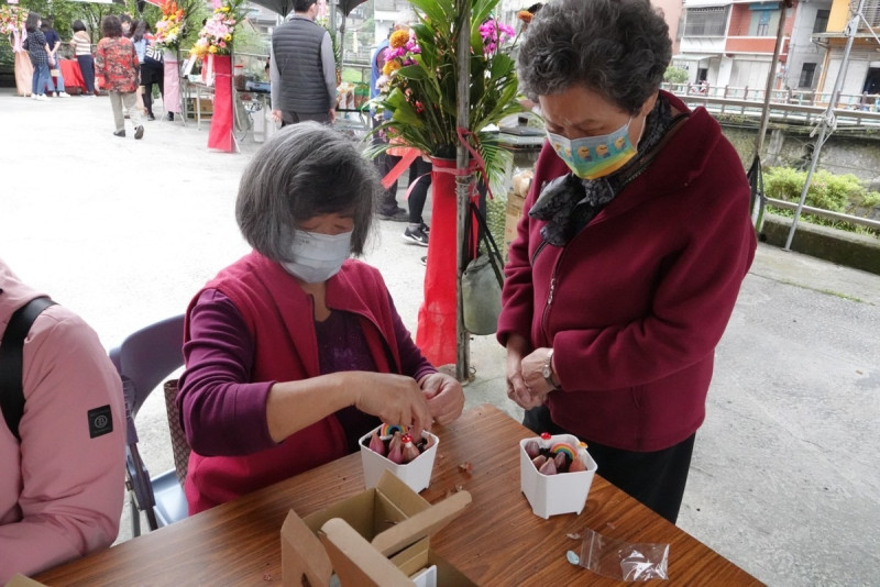 現場民眾開心體驗珠蔥盆栽DIY。   圖：新北市農業局提供