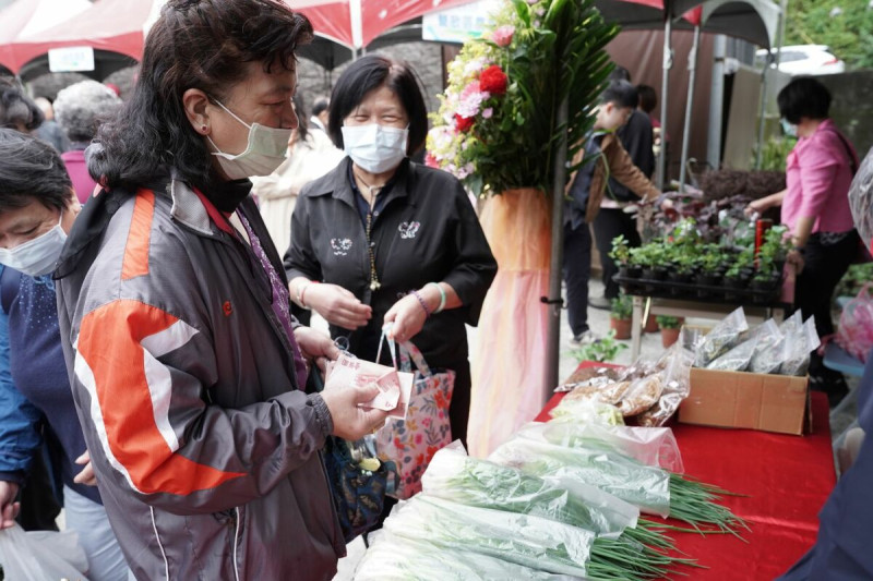 民眾現場開心購買珠蔥。   圖：新北市農業局提供