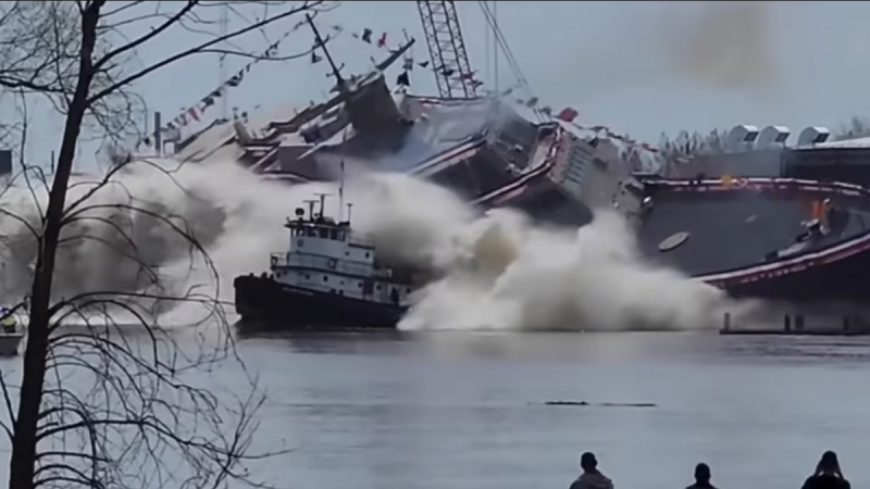 美國海軍「自由級」濱海戰鬥艦「克利夫蘭號(USS Cleveland，LCS-31)」在船廠下水儀式中傳出意外，撞上一旁的拖駁船。   圖：YouTube Tristan Heitkemper頻道影片截圖