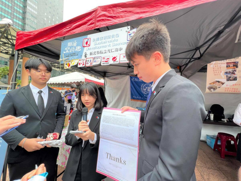 光仁高中學生扮演「國際說書人」，談目前永續發展的問題，並拋出可行的解決方案。    圖：新北市教育局提供