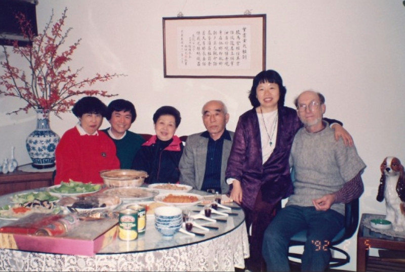 黃晴美第一次攜夫返台的家人團聚，右起：培熙、黃晴美、父親、母親，以及小妹黃勝美夫婦。   圖：台灣人權促進會提供
