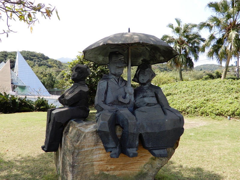 朱銘從1980年代起創作《人間系列》，此件作品創作於1996年，表現並肩而坐，共撐一把傘的男女。   圖：取自朱銘美術館官網