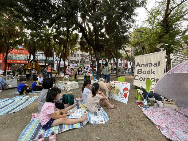 戶外愛地球和愛動物的閱讀時光。   圖：高雄市動保處/提供