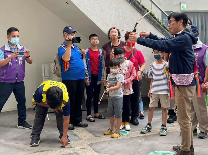 陳其邁在弓箭狩獵區體驗射箭。   圖：高雄市原民會/提供