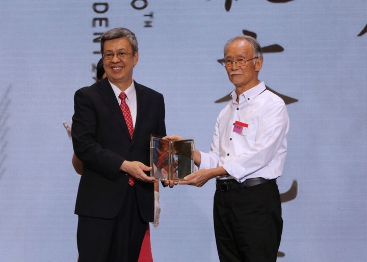 陳建仁回憶2019年在他擔任副總統時，朱銘獲得總統文化獎中文化耕耘獎的殊榮，即是由他來頒獎。   圖：翻攝自陳建仁臉書