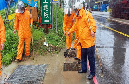 偵水志工於降雨初期進行進水口落葉排除。   圖：新北市水利局提供