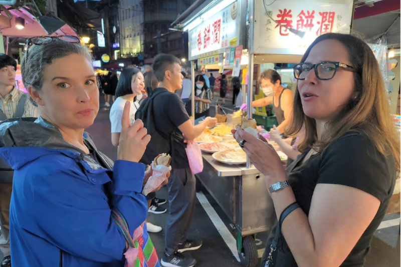 孫曉雅與羅森伯格逛饒河街夜市。   圖：翻攝AIT臉書