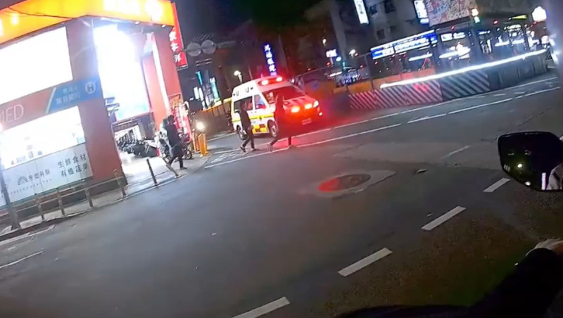22日晚間，台北市政府消防局的鳴笛救護車，行經路口時煞車停住，禮讓3名行人穿越路口，待行人通過後才行駛。   圖：翻攝自爆料公社臉書