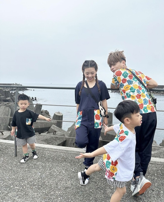 蔡阿嘎一家人到花蓮旅行，二伯肚子微微隆起，看起來疑似懷孕。   圖：翻攝自蔡阿嘎IG