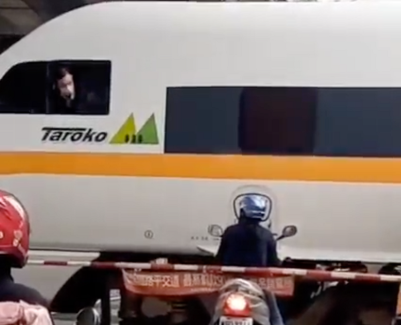 婦人硬闖平交道，因時間不足直接卡在軌道旁，當下與行駛中的太魯閣列車距離超級接近。   圖：翻攝自湯瑪士的日常臉書  