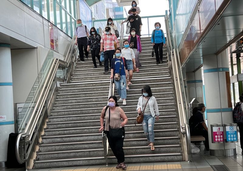 ▲有民眾觀察到，近期的天氣已經常出現30多度高溫，但大眾運輸上多數人卻還是戴著口罩。（示意圖／記者張志浩攝）&nbsp;&nbsp;&nbsp;