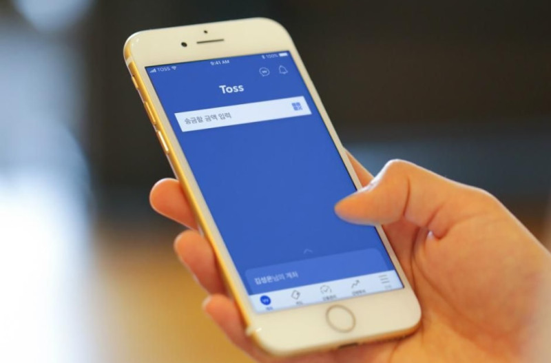 韓國新創公司Viva Republica的知名金融服務App「Toss」在1月份推出走萬步換小額回饋活動，掀起韓國民眾街頭低頭潮。   圖:翻攝自推特