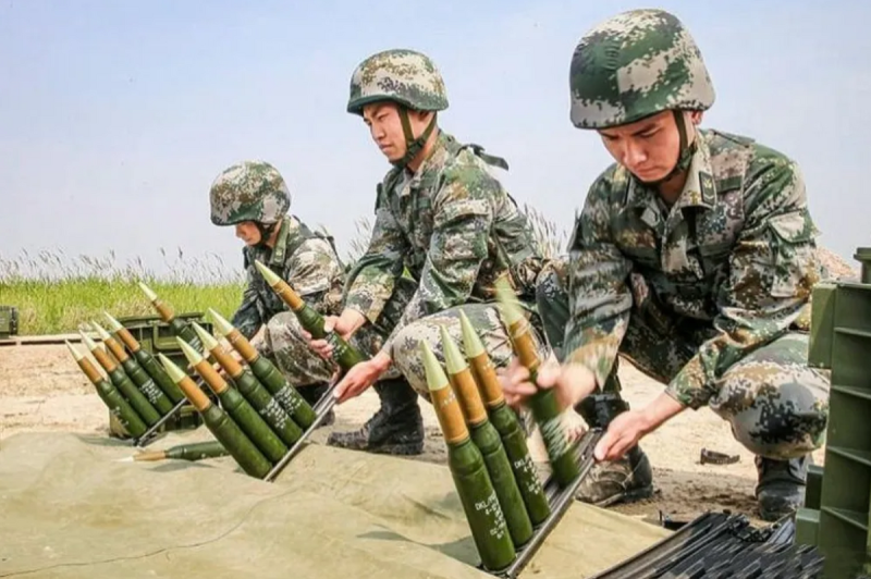 中國在此基礎上仿製的國產 HEI-T 高爆燃燒曳光彈單枚彈重 0.55 千克，採用海薩爾炸藥，裝藥質量 120 克。   圖：翻攝自戰情解碼