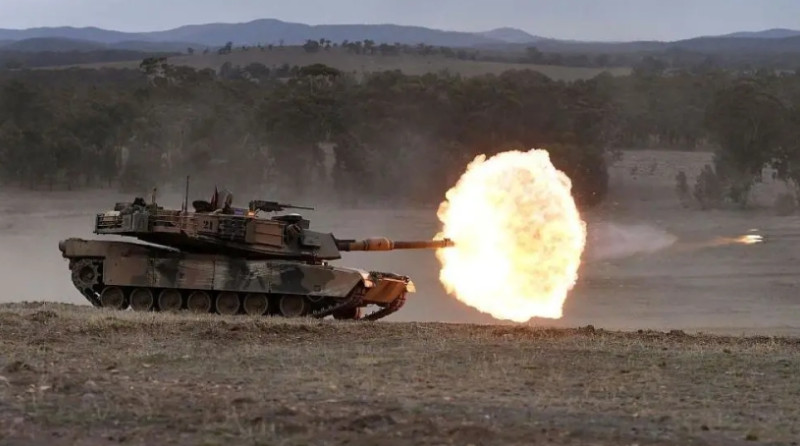 澳洲陸軍的 M1A1 主戰坦克正進行實彈演習。 圖：翻攝自騰訊網