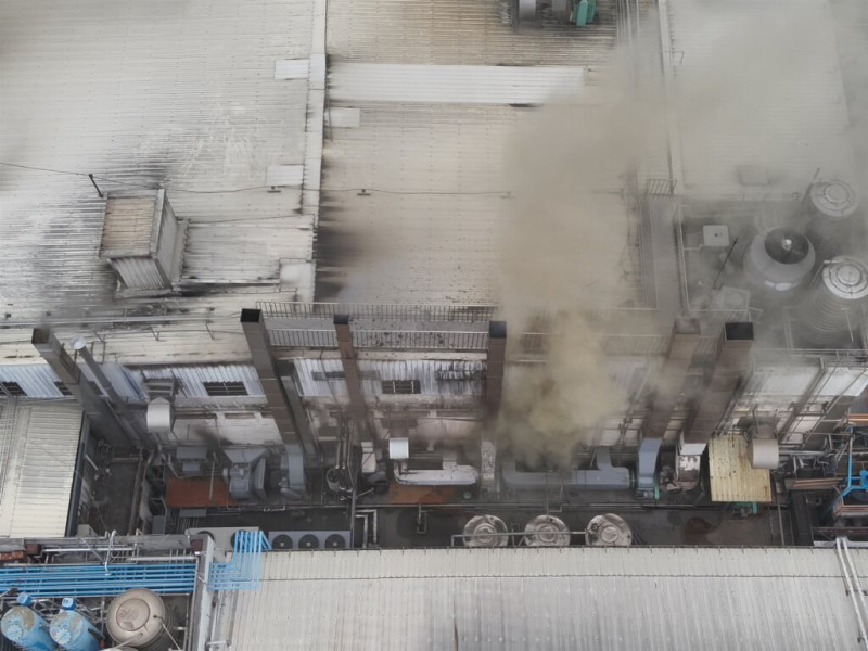 聯華食品公司彰化廠今（25）天清晨發生大火，火舌不斷從廠房四周竄出，現場濃煙瀰漫。   圖：彰化縣消防局提供