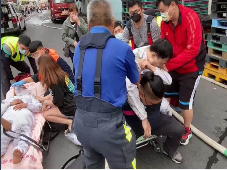 聯華食品公司彰化廠今（25）天清晨發生大火，員工被救出送醫。   圖：彰化縣消防局提供
