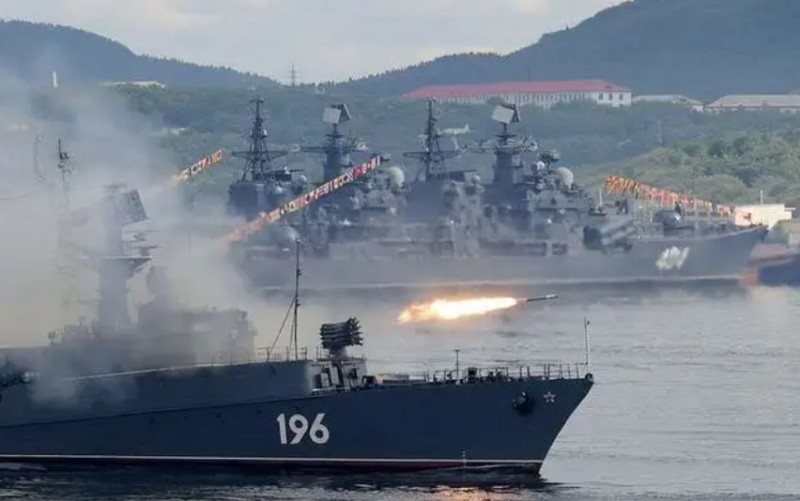 烏俄戰爭已持續了一年，直至現在，俄羅斯仍未攻下烏克蘭，還有不少傷亡。 圖為俄羅斯黑海艦隊對烏軍發射火砲及飛彈。   圖：翻攝自第一軍情