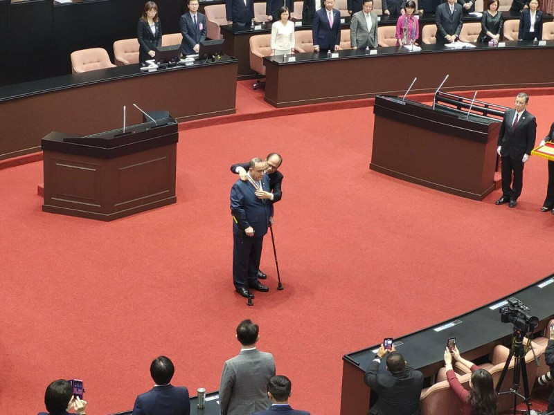 游錫堃頒發國會榮譽獎章給賈麥岱。   圖：陳佩君／攝