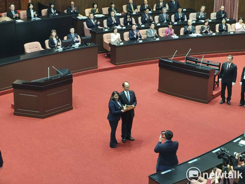 游錫堃贈議事槌給國會議長李薇拉。   圖：陳佩君／攝