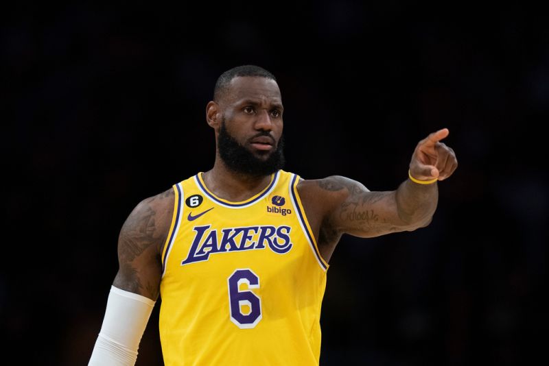 LeBron James在最後0.1秒切入上籃得手，幫助湖人扳平戰局，並率隊贏球。   圖／美聯社／達志影像