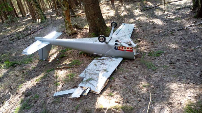 俄國媒體宣稱在莫斯科市中心以東約19英里處，發現墜毀的烏克蘭製「UJ-22」無人機。   圖：翻攝@front_ukrainian推特