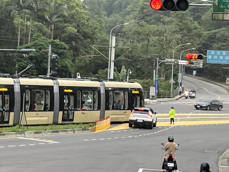 安坑輕軌列車第一撞。   圖:臉書社團我們是新店人!! 好山好水，就是愛新店