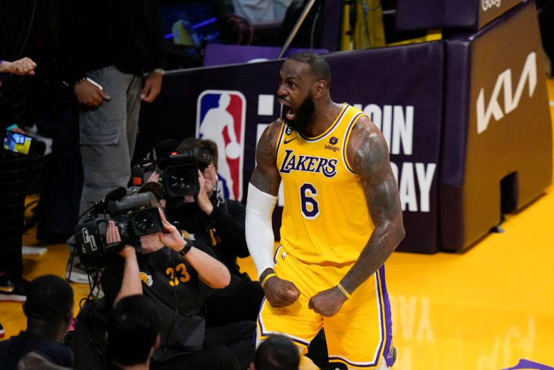 LeBron James在首輪G4中上場45分鐘，奮力砍下22分、20籃板和7助攻。   圖／美聯社／達志影像