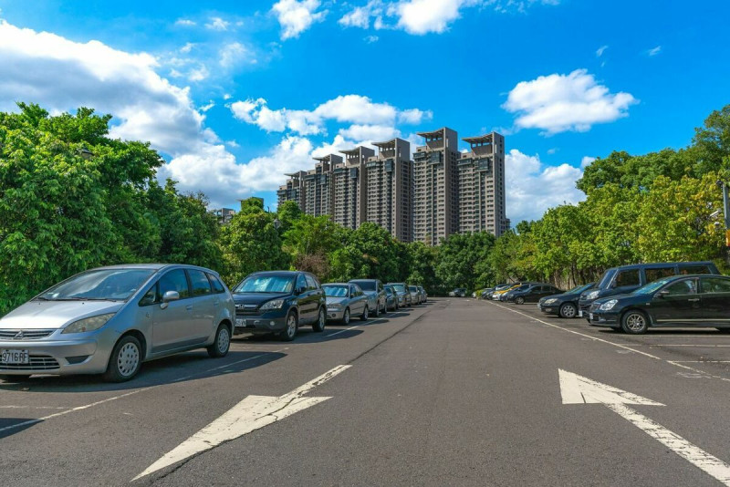 河濱公園提供了市民方便的停車功能。（親情停車場）   圖：新北市高灘處提供