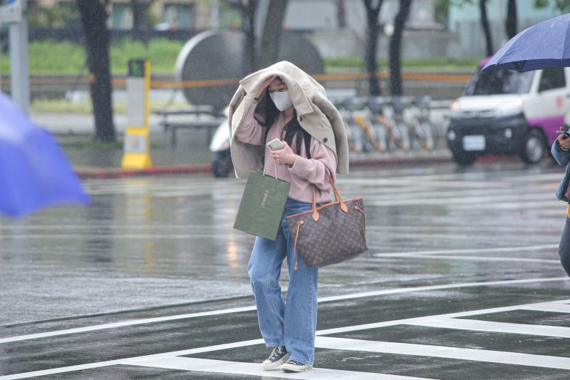 今(25)天晚上一直到明天(4/26)北部、東半部以及中南部山區有短暫陣雨，且溫度會下降到20度以下，提醒民眾外出要記得多帶雨具和添加外套。   圖／記者葉政勳攝